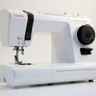 Toyota Jeans 17CT, швейная машина с горизонтальным челноком и полуавтоматической петлей, 17 строчек с фиксированной длиной стежка, приставной столик в комплекте