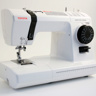Toyota Jeans 17CT, швейная машина с горизонтальным челноком и полуавтоматической петлей, 17 строчек с фиксированной длиной стежка, приставной столик в комплекте