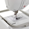 Brother Innov-is 750E, побутова вишивальна машина з полем вишивки 180 х 130 мм і кольоровим сенсорним LCD дисплеєм діагоналлю 3.7'', швидкість вишивки 650 ст / хв