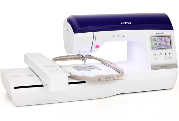 Brother Innov-is 800E, побутова вишивальна машина з полем вишивки 260 х 160 мм і кольоровим сенсорним LCD дисплеєм діагоналлю 3.7'', швидкість вишивки 850 ст / хв