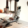 Toyota ERGO 15D, швейная машина с горизонтальным челноком и полуавтоматической петлей, 15 строчек с фиксированной длиной стежка