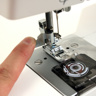 Toyota TSEW2, швейная машина с горизонтальным челноком и полуавтоматической петлей, 26 строчек с плавной регулировкой длины стежка