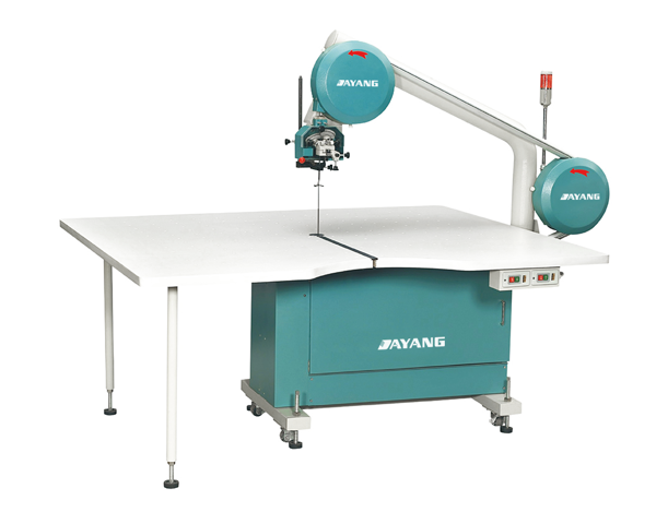 Dayang DY-900B, ленточная раскройная машина с вылетом рукава 900 мм, размер стола 1500 x 1800 мм